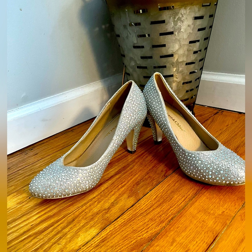 Beautiful silver sparkle pump. Size 8 women’s